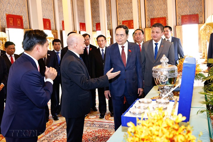 Le président de l’Assemblée nationale vietnamienne rencontre le roi du Camboge - ảnh 2