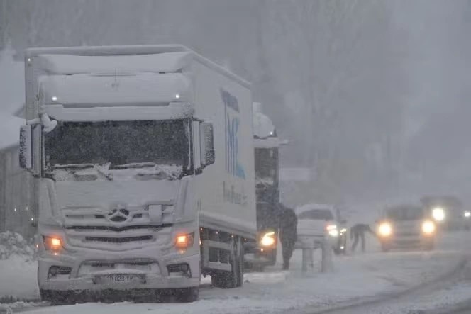 France: 33 000 foyers toujours privés d’électricité à cause de la tempête Caetano - ảnh 1