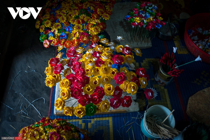 Huê: village de fleurs en papier Thanh Tiên à l’approche du Têt - ảnh 1