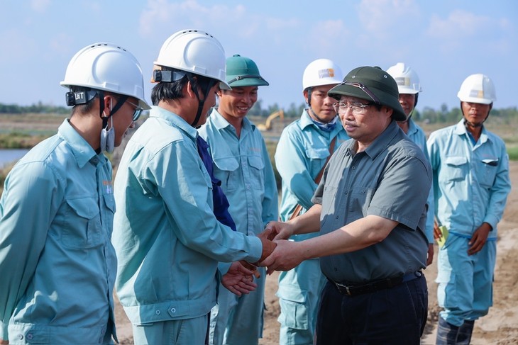 Pham Minh Chinh: il faut mettre en service le projet d’autoroute Cân Tho - Cà Mau d’ici le 19 décembre 2025 - ảnh 1