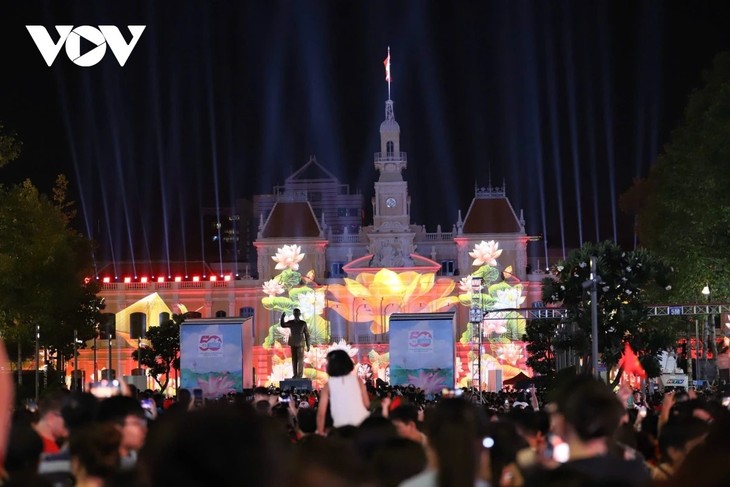 Hô Chi Minh-ville célèbre dans la liesse les 50 ans de la Réunification - ảnh 1