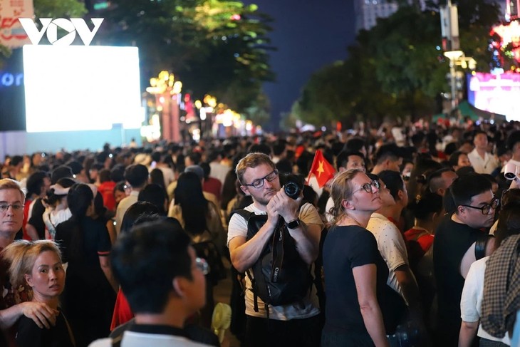 Hô Chi Minh-ville célèbre dans la liesse les 50 ans de la Réunification - ảnh 2