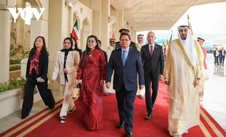 Pham Minh Chinh entame une visite officielle au Koweït - ảnh 1