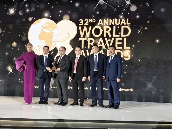 Le plateau karstique de Dông Van sacré “Meilleure destination culturelle au monde 2025” - ảnh 1