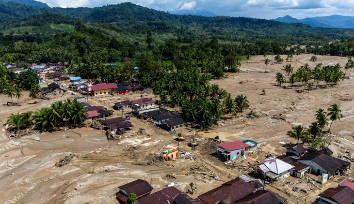 Plus de 900 morts dans des inondations et glissements de terrain en Indonésie - ảnh 1