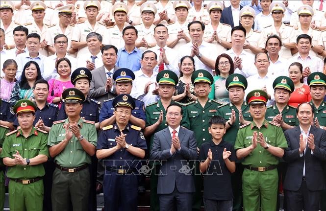 President commends 140 role models in drug fight - ảnh 1