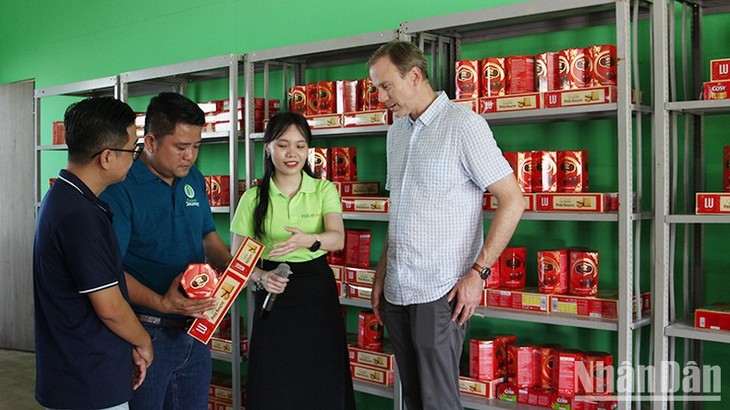 First food warehouse in Central Vietnam launched for people in difficulties - ảnh 1