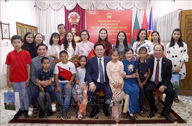 NA Chairman meets with Vietnamese community in Bangladesh - ảnh 1