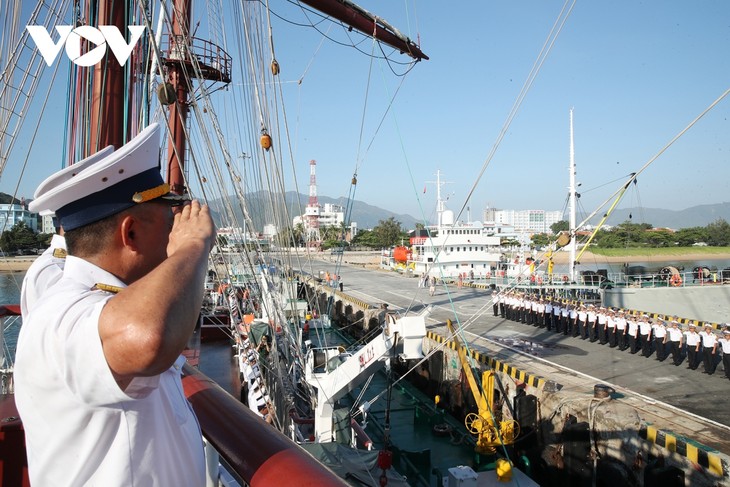 Vietnam’s sailing ship makes a friendly visit to Singapore - ảnh 1