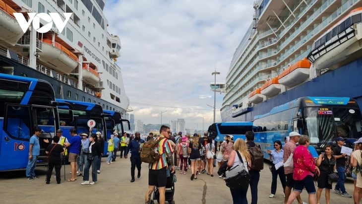 4,000 foreign tourists arrive in Quang Ninh on last day of 2023 - ảnh 1