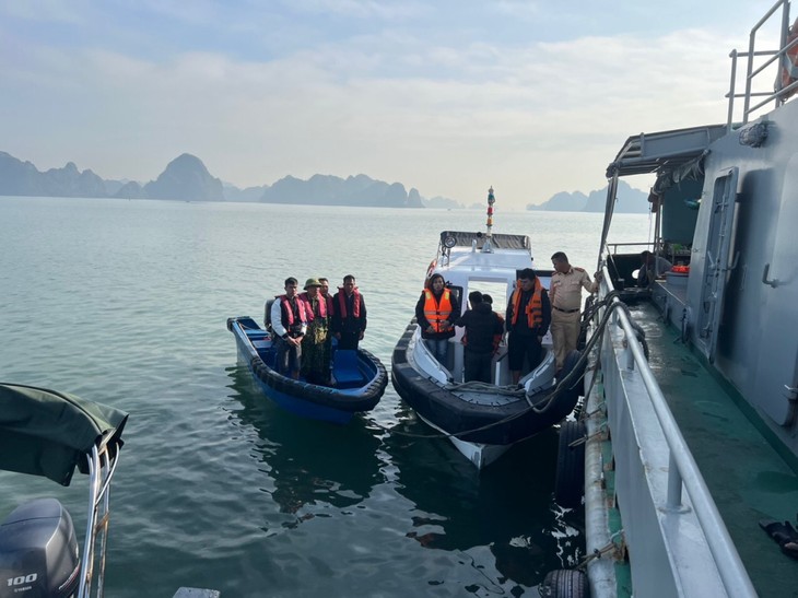 Two Chinese sailors in distress rescued near Quan Lan Island - ảnh 1