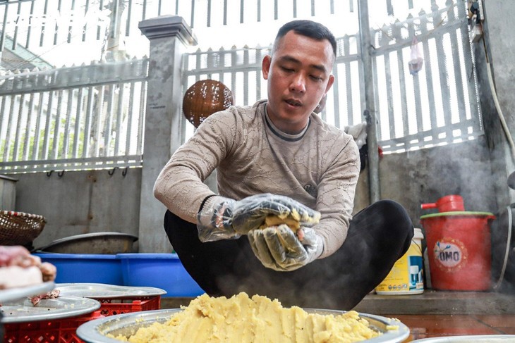 Chung cake making village busy ahead of Tet  - ảnh 11
