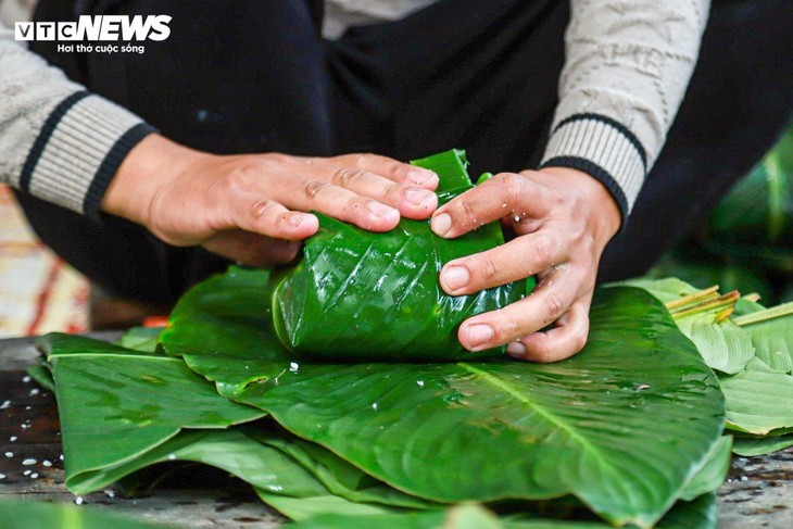 Chung cake making village busy ahead of Tet  - ảnh 12