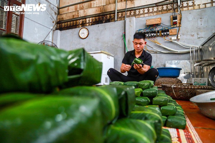 Chung cake making village busy ahead of Tet  - ảnh 13