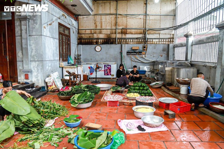 Chung cake making village busy ahead of Tet  - ảnh 1