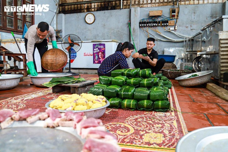 Chung cake making village busy ahead of Tet  - ảnh 2