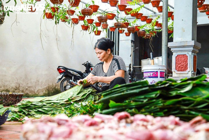 Chung cake making village busy ahead of Tet  - ảnh 3