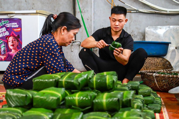Chung cake making village busy ahead of Tet  - ảnh 5