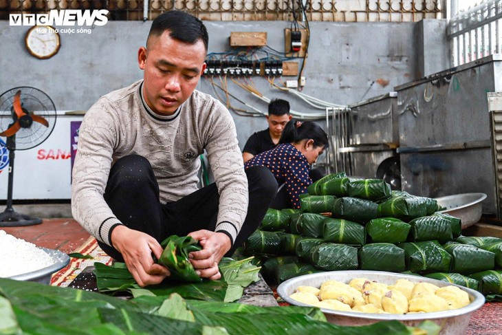 Chung cake making village busy ahead of Tet  - ảnh 7