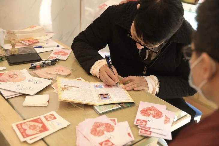 Valentine-themed stamp collection sends message of love - ảnh 1