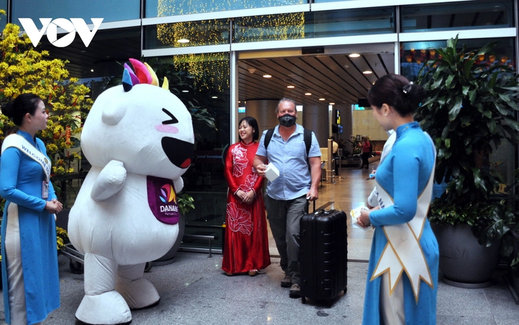 400,000 tourists arrive in Da Nang during Tet  - ảnh 1