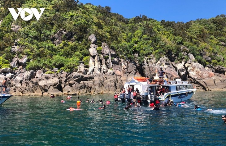 Cu Lao Cham Island attracts crowds of visitors  - ảnh 1