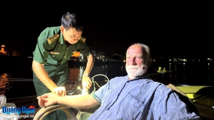 Quang Ngai fishermen rescue foreigner adrift at sea - ảnh 1