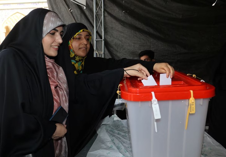 Iranians vote in run-off presidential race  - ảnh 1