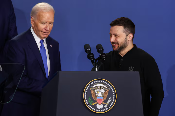 Biden speaks with Zelenskiy, announces new military aid for Ukraine  - ảnh 1