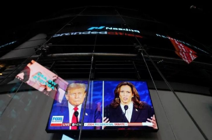 Trump, Harris both declare themselves victor after heated presidential debate - ảnh 1