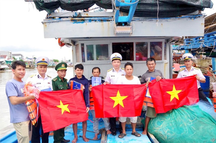 Navy encourages Tra Vinh fishermen's sea voyage  - ảnh 1