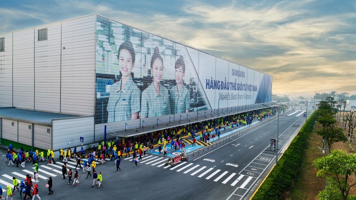 Samsung's four factories in Vietnam rake in 30% of global revenue - ảnh 1