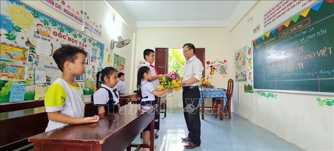 Vietnam Teachers' Day: Truong Sa islanders honor teachers   - ảnh 1