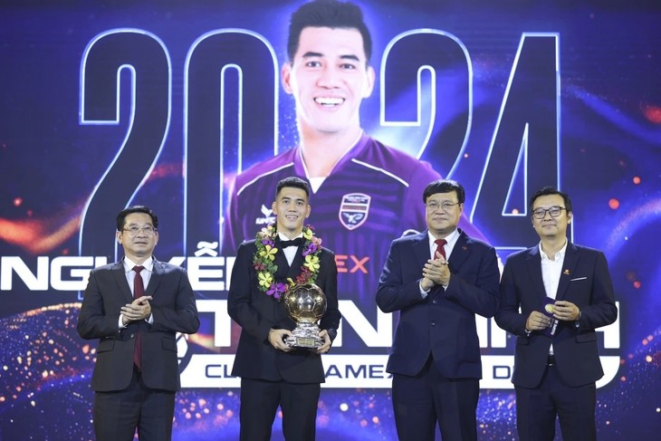 Vietnam Golden Ball 2024 goes to striker Tien Linh, forward Thuy Trang  - ảnh 1