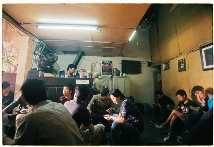 In a prime location, the most budget-friendly cafe in town offers more than drinks - ảnh 4