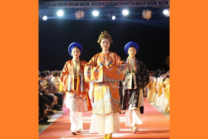 Ninh Binh’s fashion show features Vietnam’s traditional attire - ảnh 1