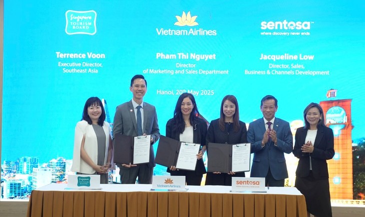 Vietnam, Singapore sign tourism cooperation agreement - ảnh 1