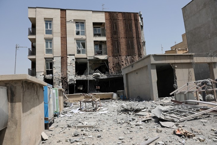 Major services resume in Iran, Israel, Tehran to file complaint against US - ảnh 1