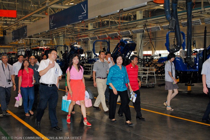 Factory tours take China by storm - ảnh 1