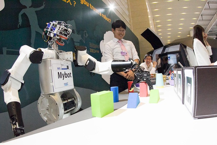 World's first robot 6S store opens in China's Shenzhen - ảnh 1
