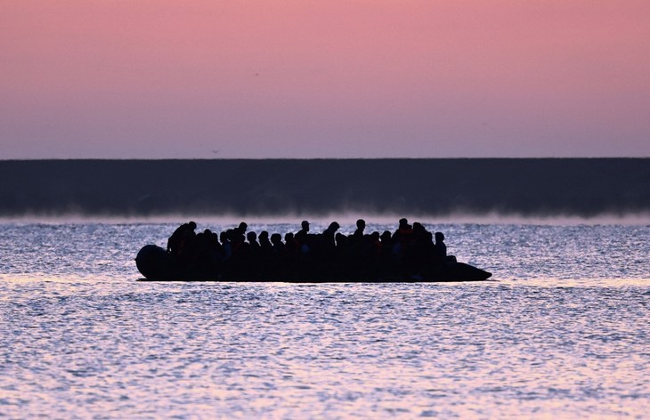 UK to start implementing migrant deal with France within days - ảnh 1