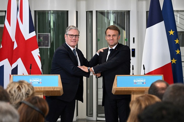 UK to start implementing migrant deal with France within days - ảnh 2
