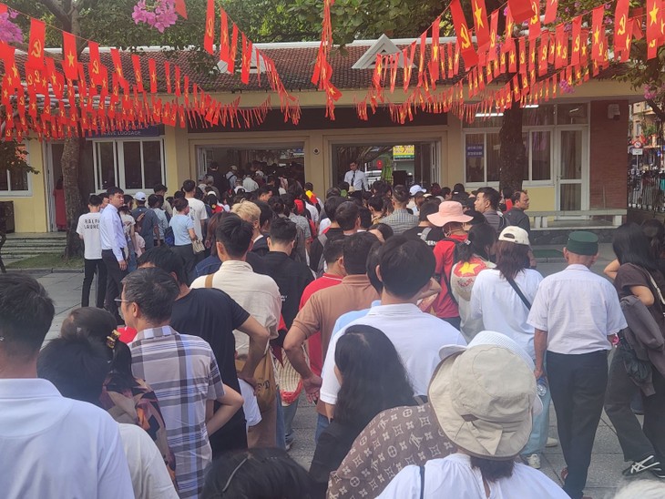 Thousands visit President Ho Chi Minh’s Mausoleum after National Day - ảnh 1