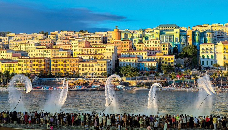 International photo exhibition on Vietnam’s charm underway in Hue  - ảnh 1