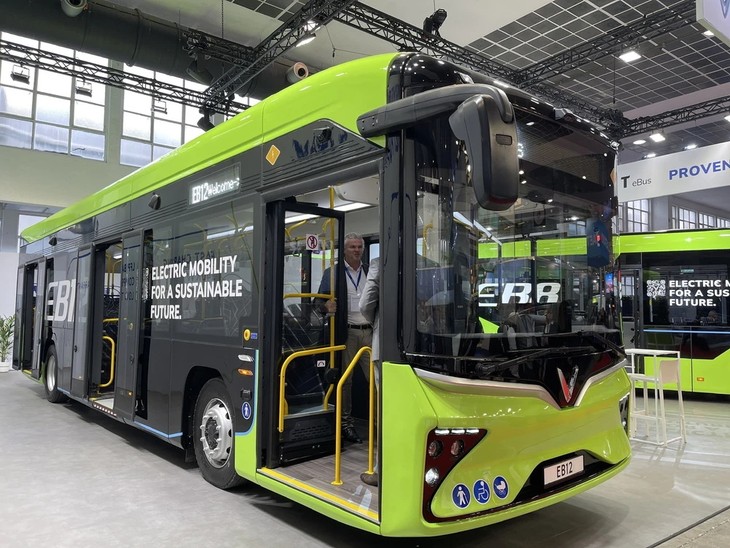 Vinfast’s EV buses turn heads at Busworld Europe - ảnh 1