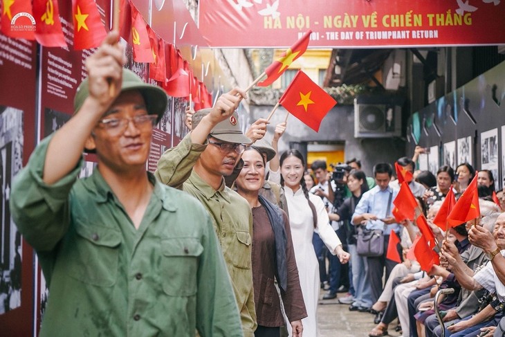 Hanoi’s liberation day reenacted at Hoa Lo prison relic site - ảnh 3
