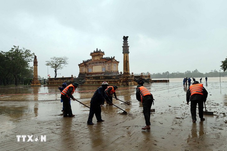 Central Vietnam reeling from historic floods - ảnh 1