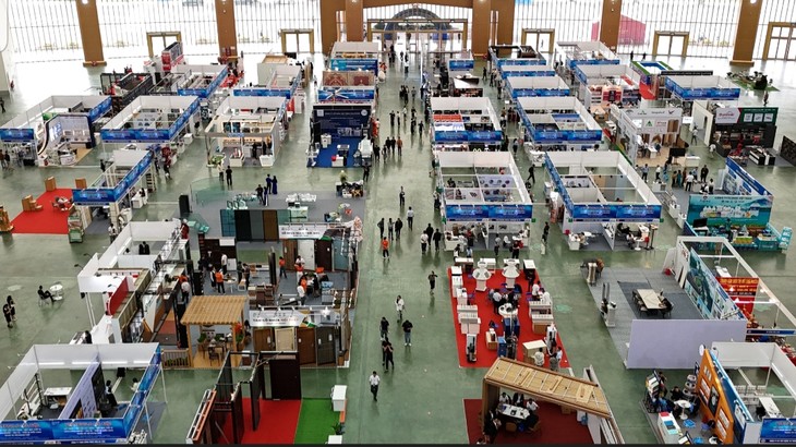 Construction companies display latest tech at Vietbuild Hanoi  - ảnh 1