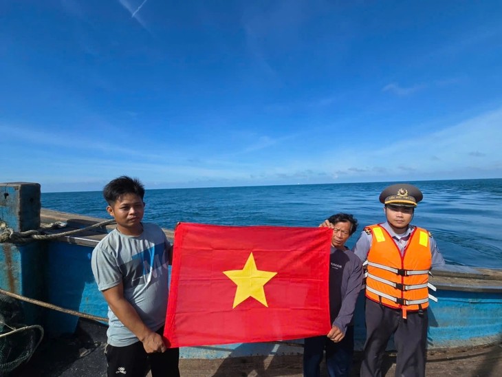 Surveillance team strictly deals with IUU fishing in central region - ảnh 1