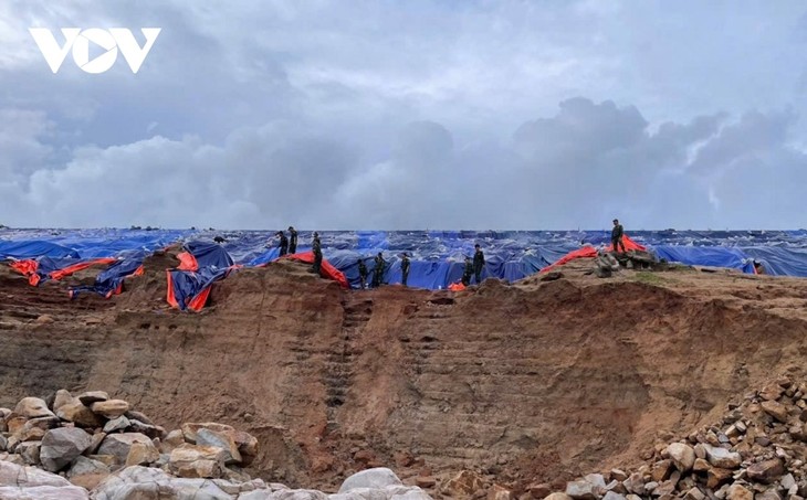 Floods batter Vietnam's south central, central highlands regions - ảnh 2